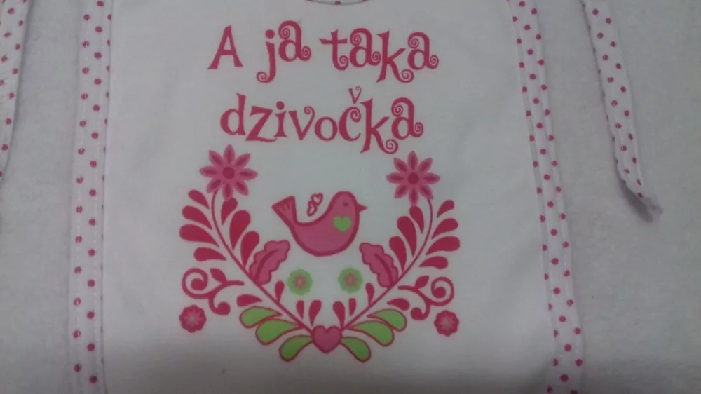 Podbradník FOLKLÓR  A ja taká dzivočka ,biely alebo ružový základ