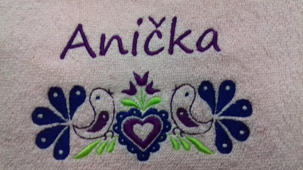 Uterák s výšivkou a s vami zvoleným menom menom 30x50 cm