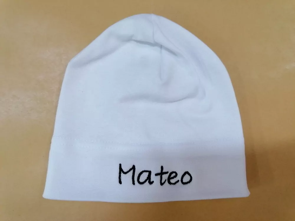 Čiapka s vyšívaným menom