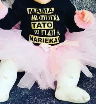 Body alebo tričko čierne ,,Mama ma oblieka, tato to platí a narieka č.86