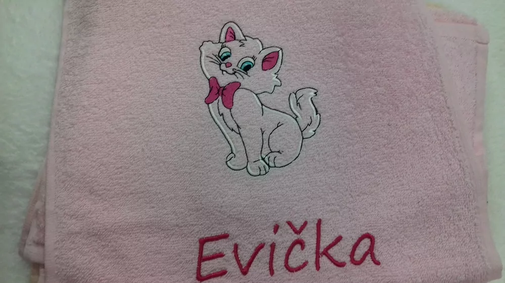 Uterák s výšivkou a s menom 30x50 cm