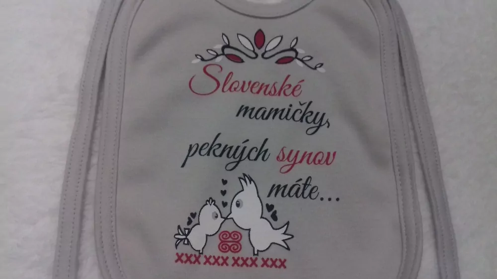Podbradník FOLKLÓR- Slovenské mamičky pekných synov máte, šedý základ