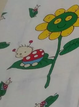 Plienková biela osuška s lienočkami  na zelených lístkoch veľká