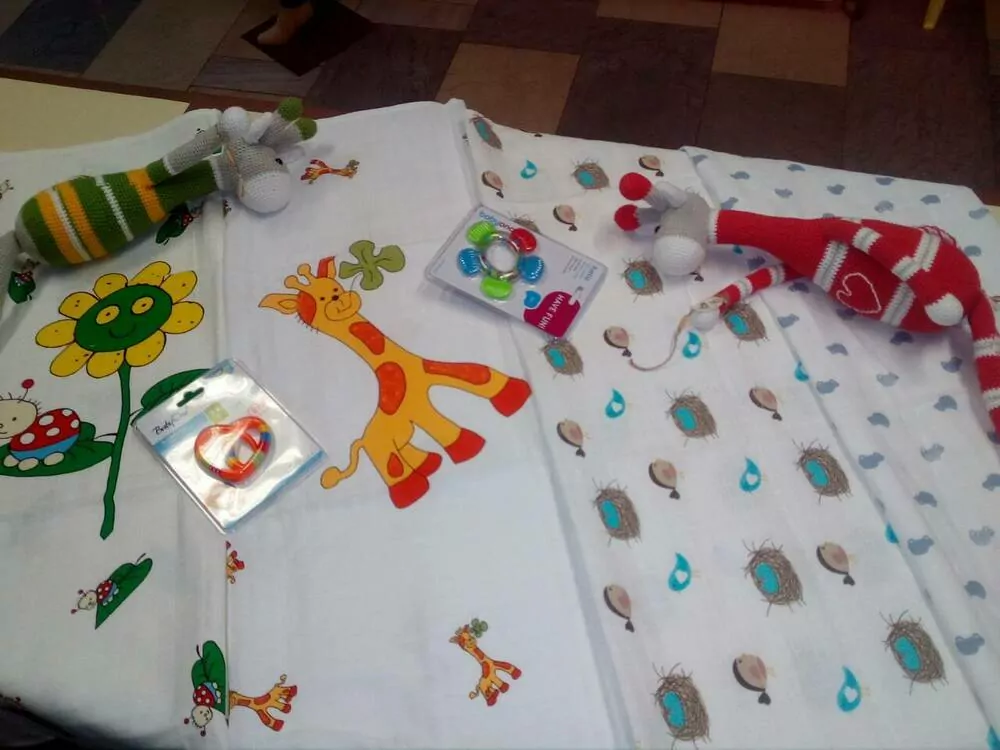 Plienková biela osuška s lienočkami  na zelených lístkoch veľká