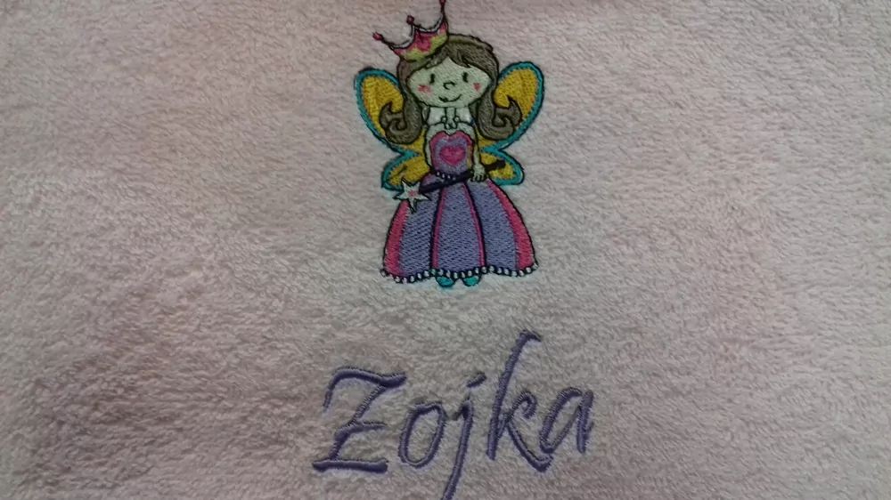 Uterák s výšivkou a s vami zvoleným menom 30x50 cm