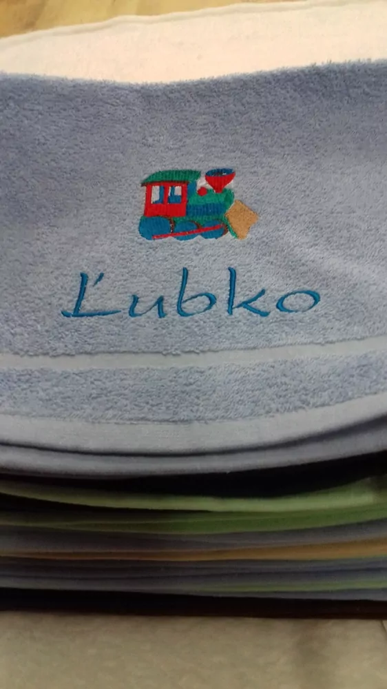 Uterák s výšivkou a s vami zvoleným menom menom 30x50 cm