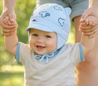Letná KOJENECKÁ dierková čiapka UŠKO MICKEY,modrá HUGO MICKEY na viazanie
