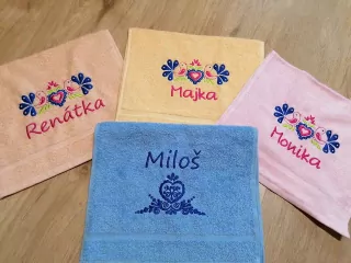 Uterák s výšivkou a s vami zvoleným menom menom 30x50 cm